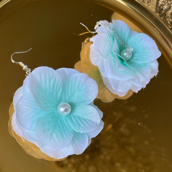 Urban Outfitters Flowers Dangle Earrings - Picture 3 of 9